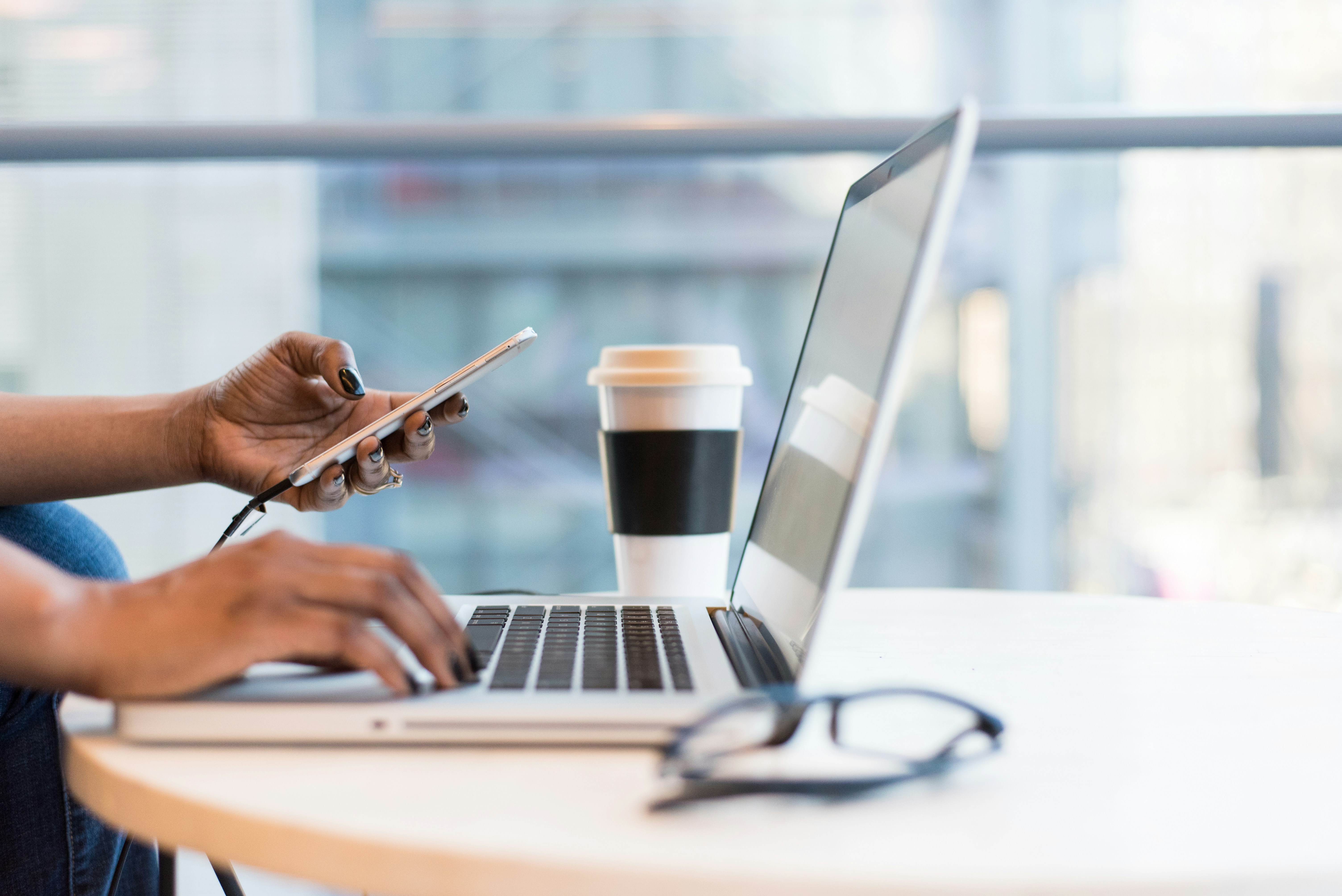 Profesionales de la salud utilizando DataCare en su consultorio